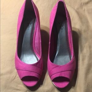 Life Stride Sz 8.5 fuchsia canvas shoes